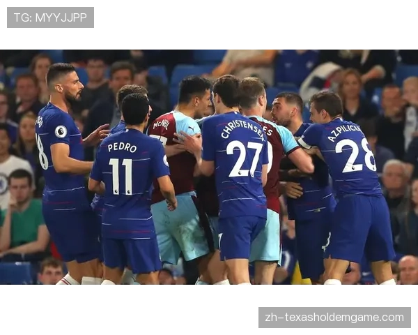 镜头捕捉：萨索洛主帅巴拉尔迪尼因抗议判罚被主裁判出示红牌罚上看台