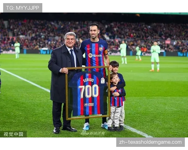 老将谢幕?柏林联合球迷高歌致敬可能赛季末离队的功勋队长 老将谢幕?柏林联合球迷高歌致敬可能赛季末离队的功勋队长